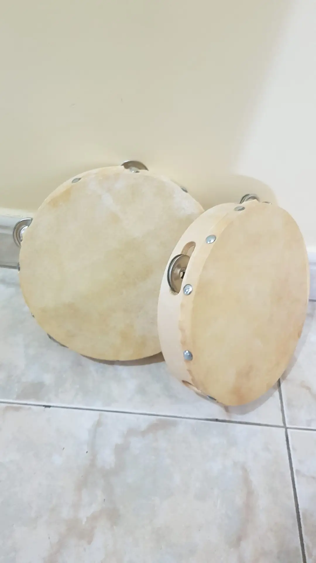 Pareja de panderetas tradicionales de madera y piel
