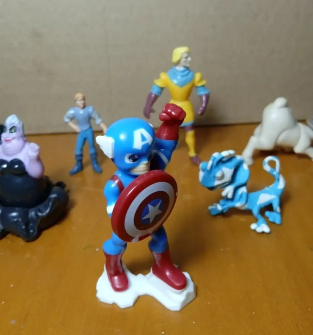 Lote 8 figuras kinder disney vintage y actuales