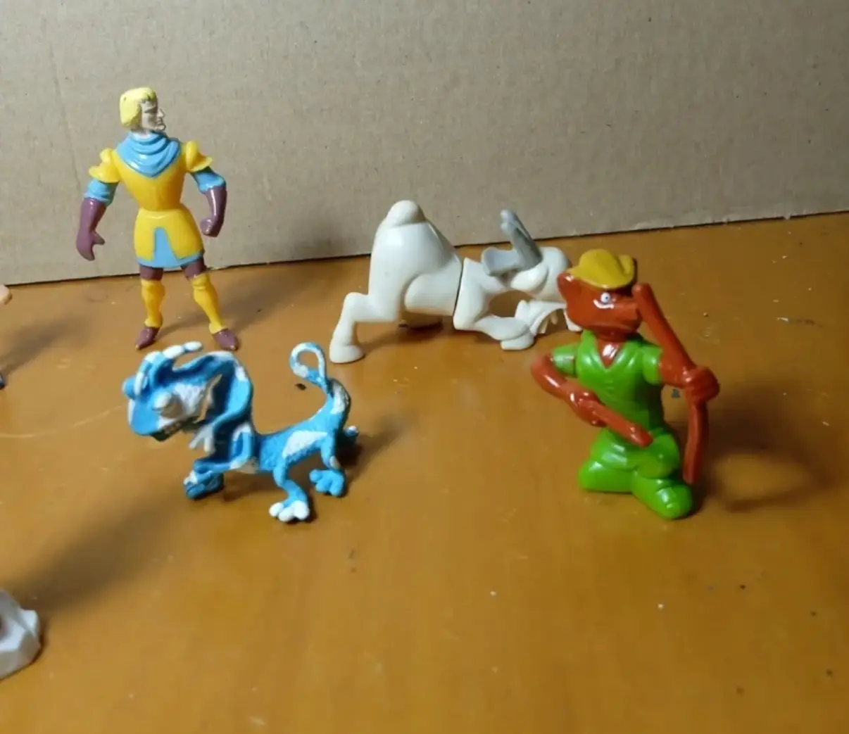 Lote 8 figuras kinder disney vintage y actuales