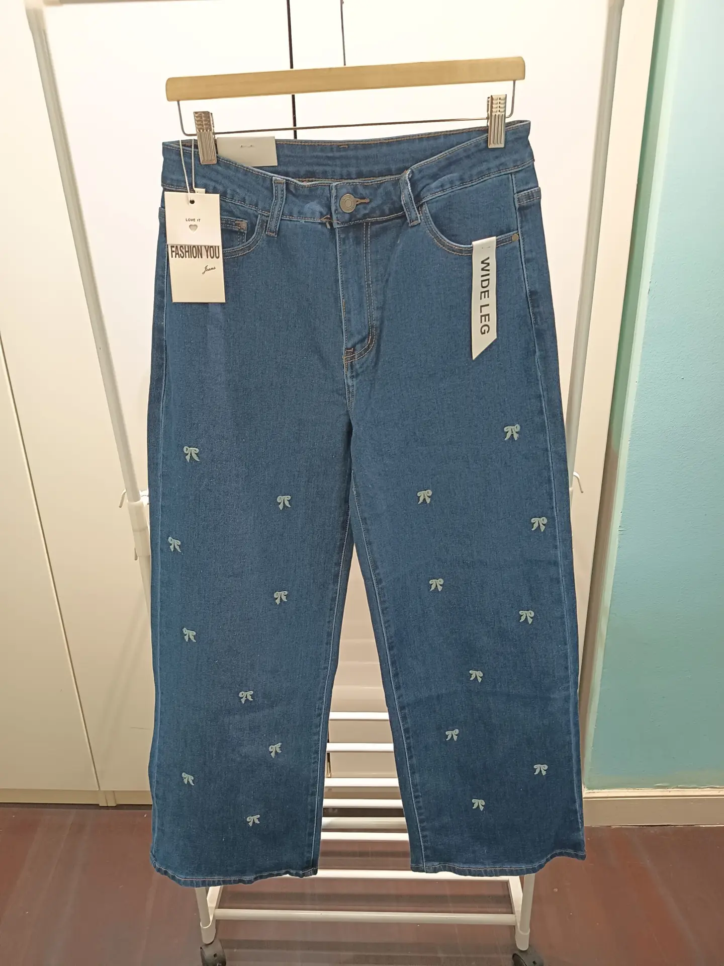 Pantalón vaquero con lazos