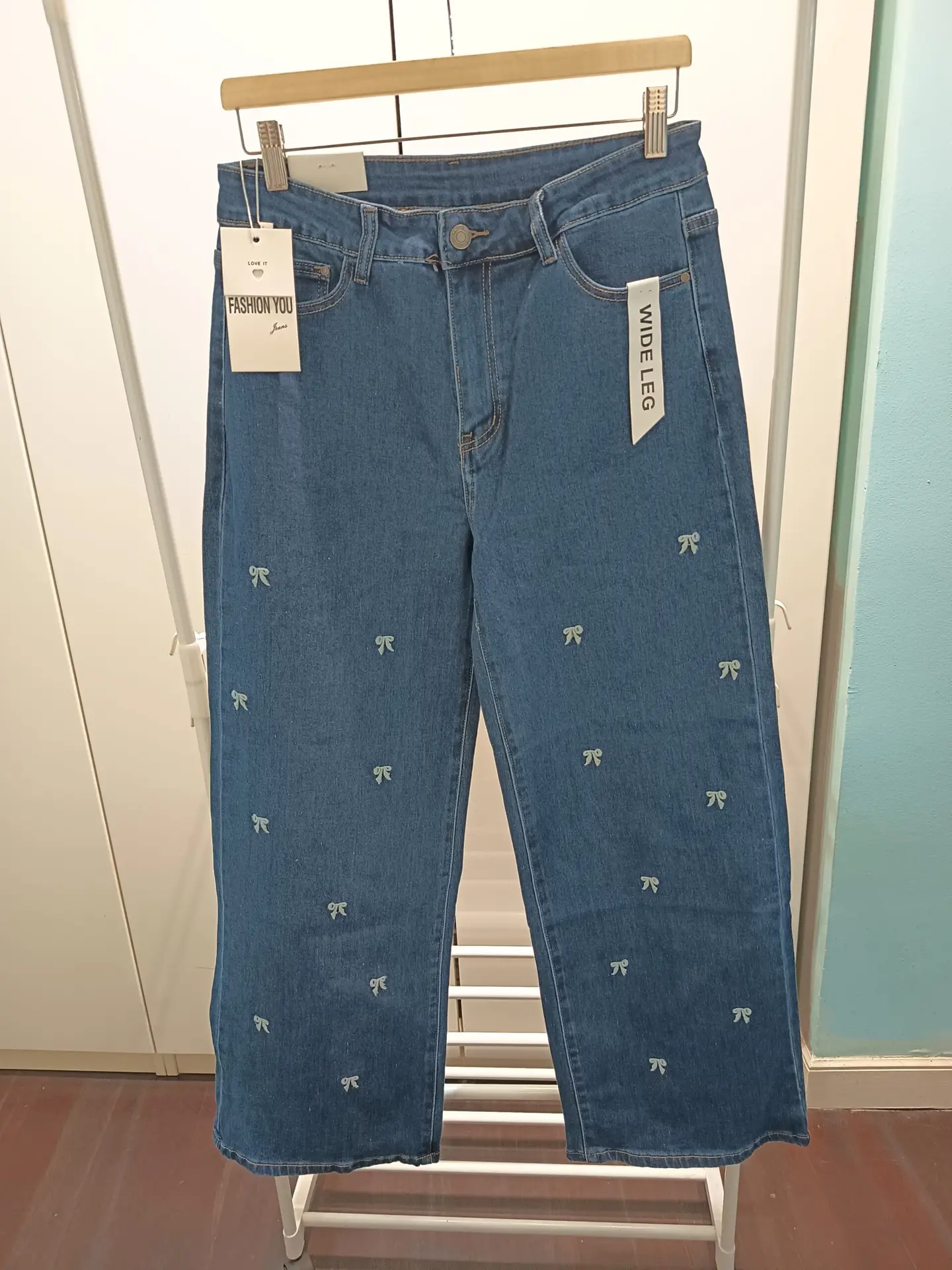 Pantalón vaquero con lazos