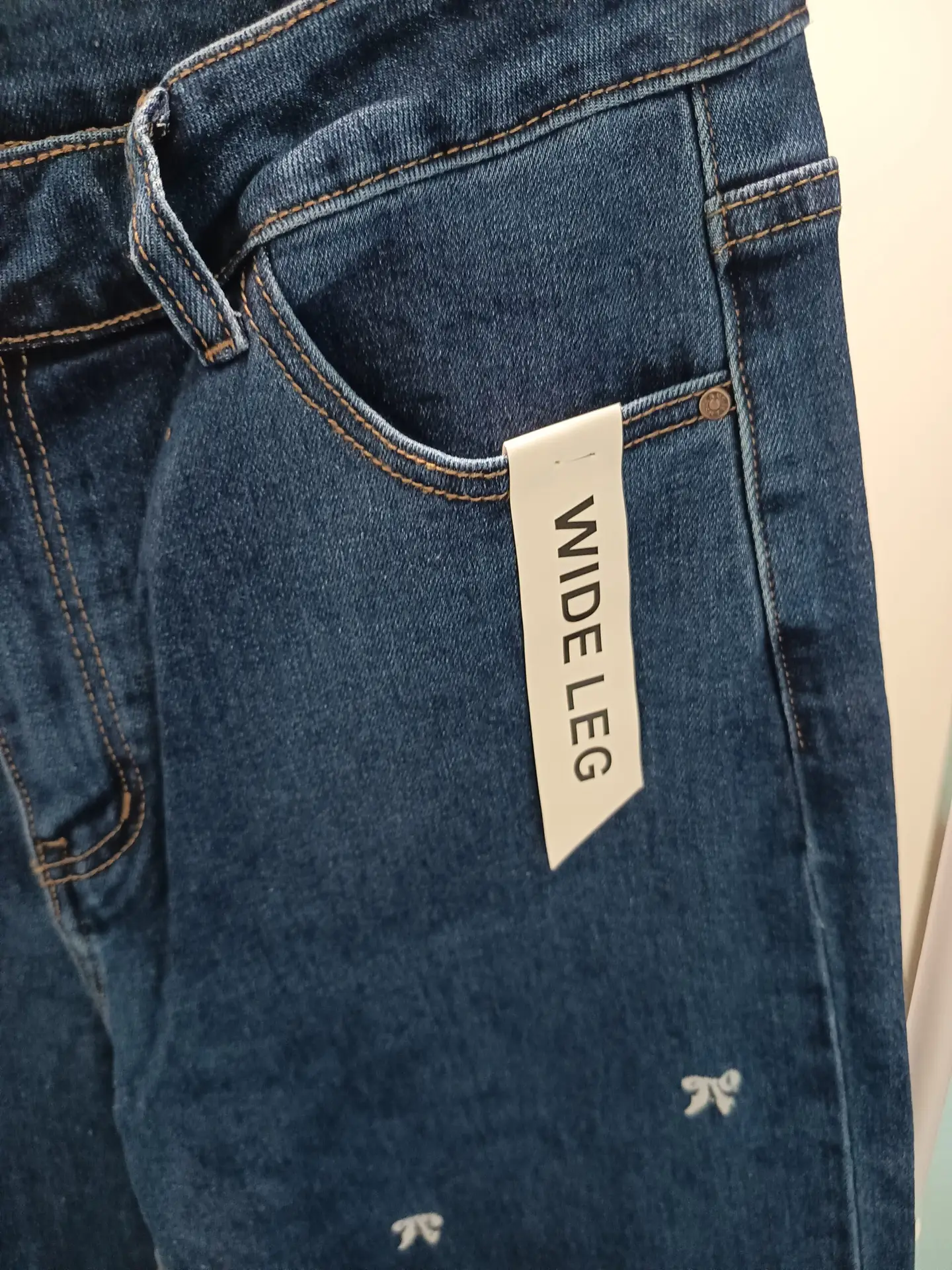 Pantalón vaquero con lazos