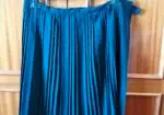 Falda plisada azul marino talla 42