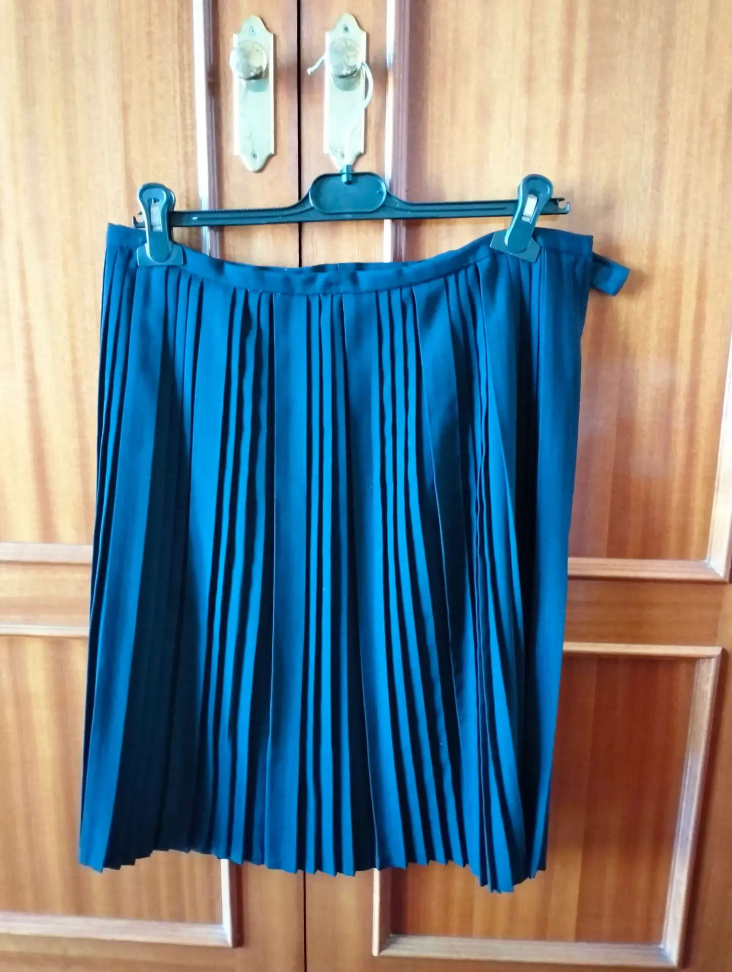Falda plisada azul marino talla 42