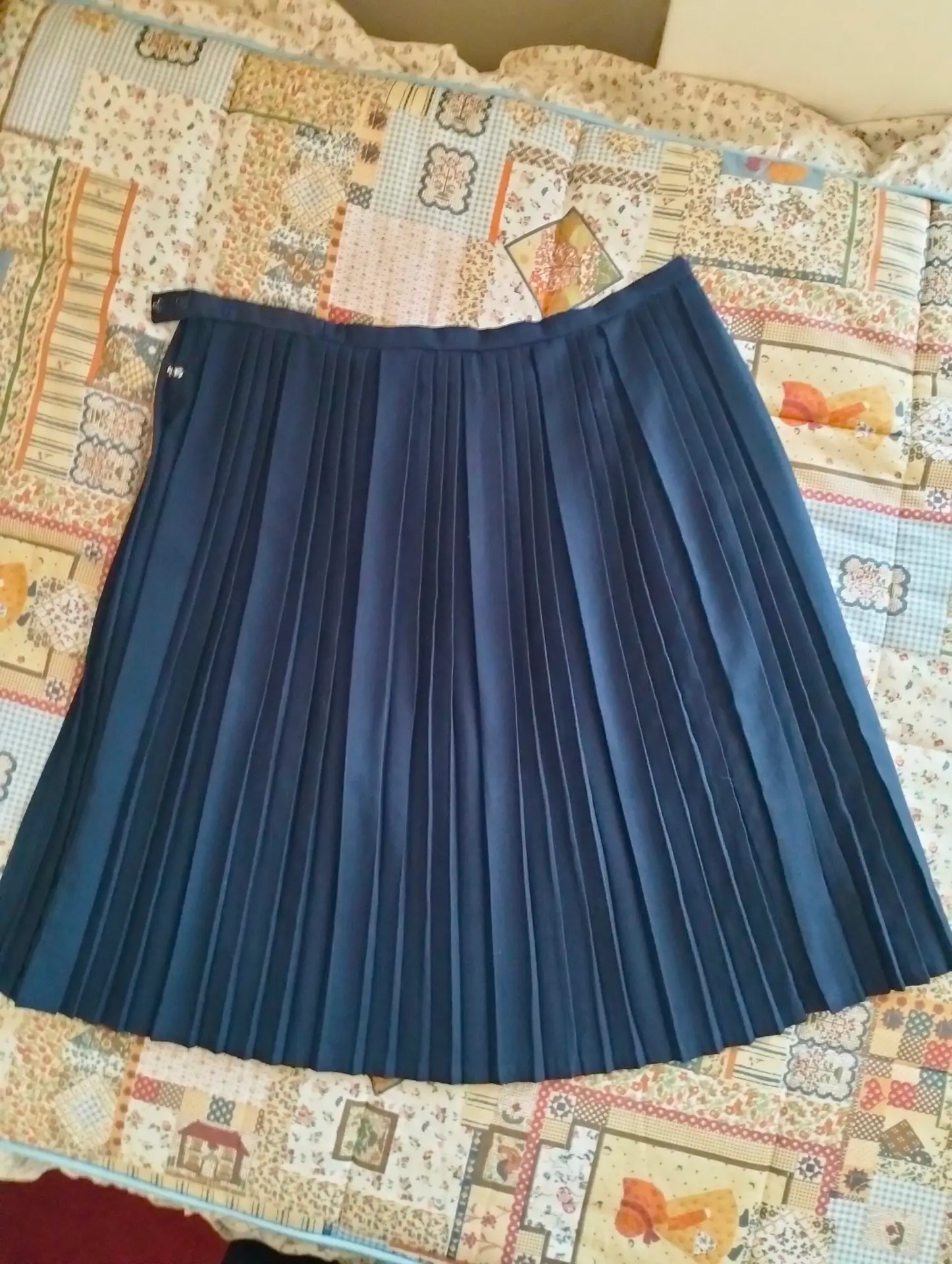 Falda plisada azul marino talla 42
