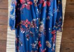 Vestido camisero tipo satén azul marino con estampado floral, Made in Spain