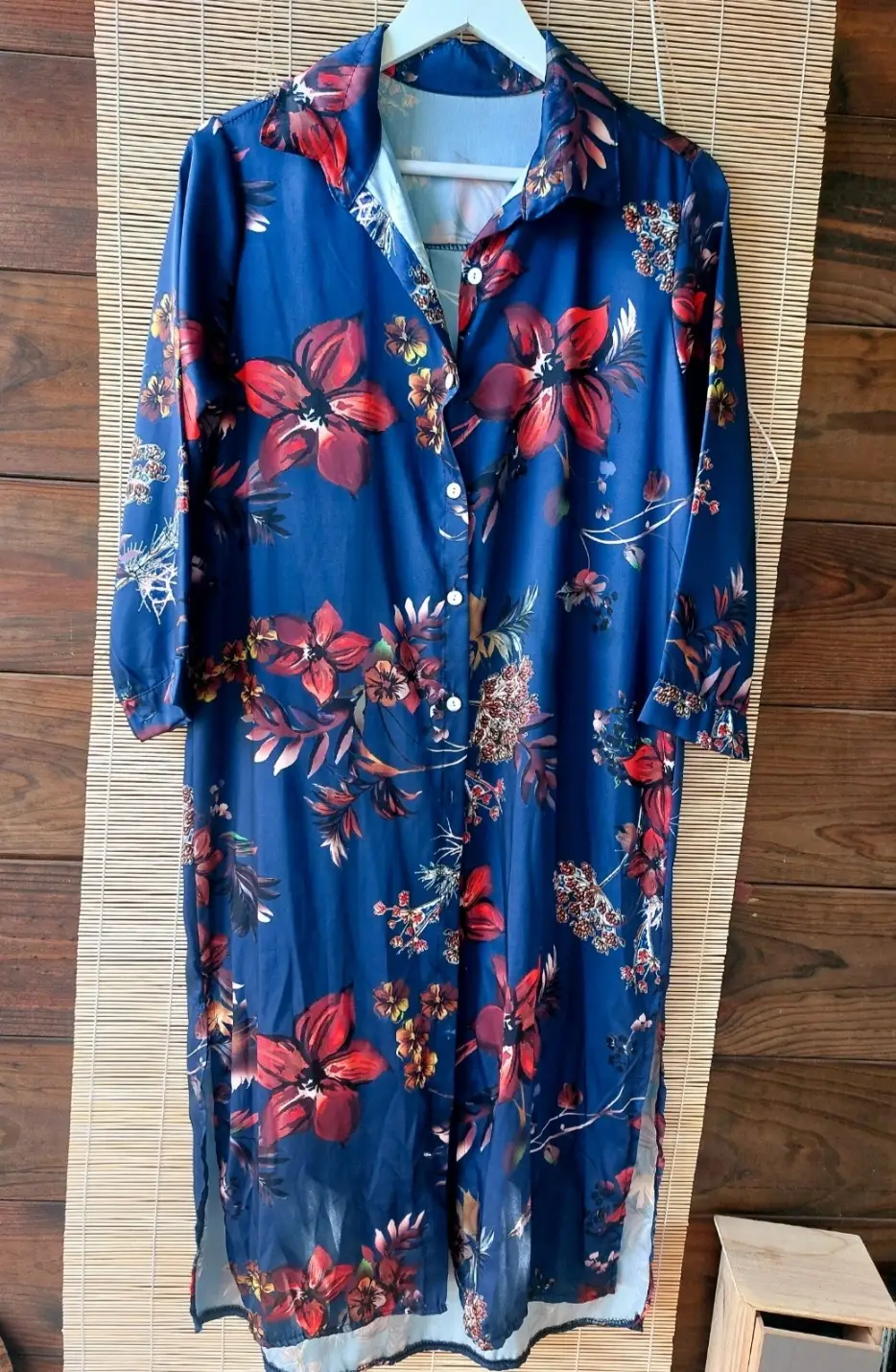 Vestido camisero tipo satén azul marino con estampado floral, Made in Spain