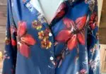 Vestido camisero tipo satén azul marino con estampado floral, Made in Spain
