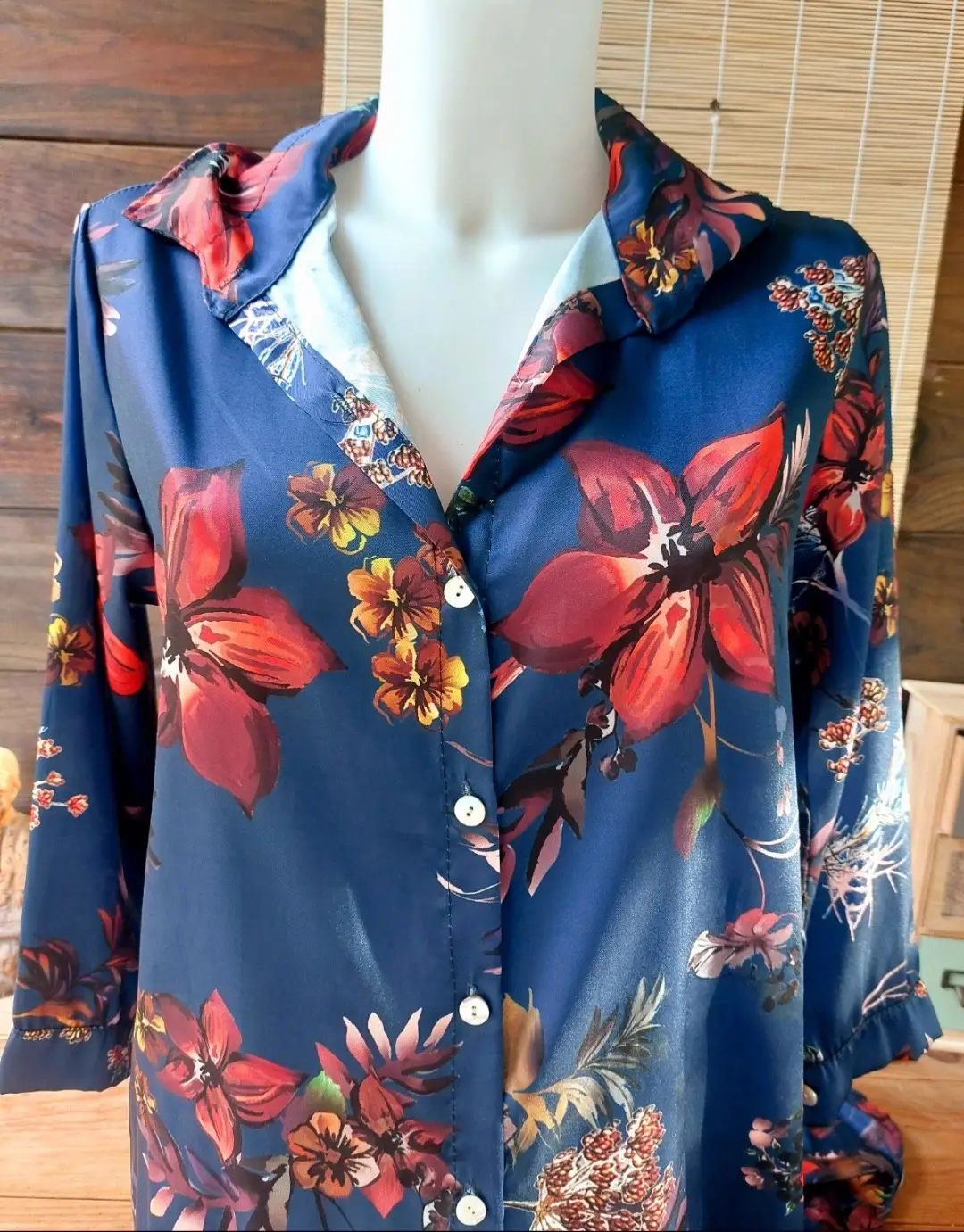 Vestido camisero tipo satén azul marino con estampado floral, Made in Spain