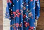Vestido camisero tipo satén azul marino con estampado floral, Made in Spain