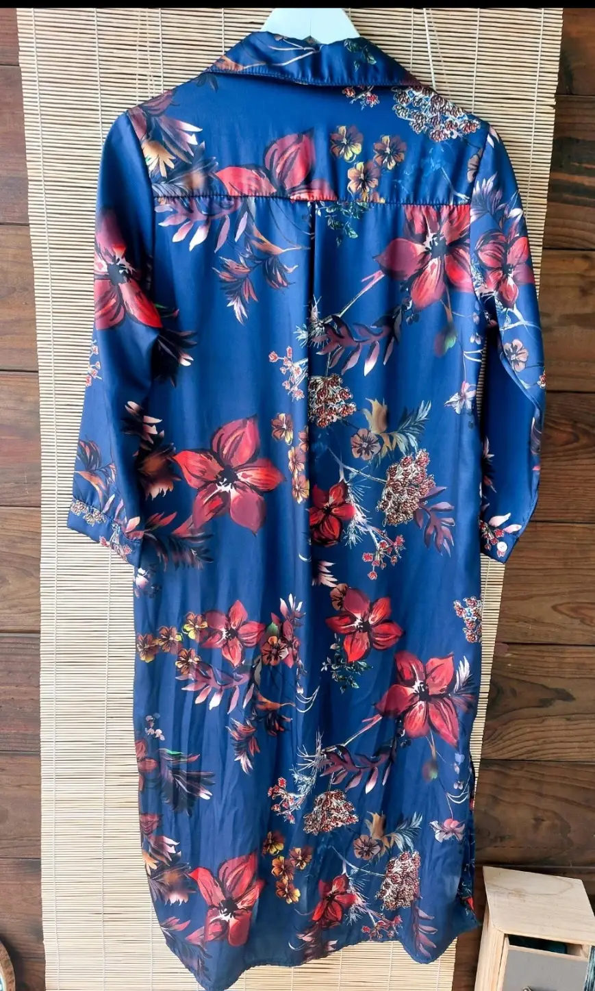 Vestido camisero tipo satén azul marino con estampado floral, Made in Spain