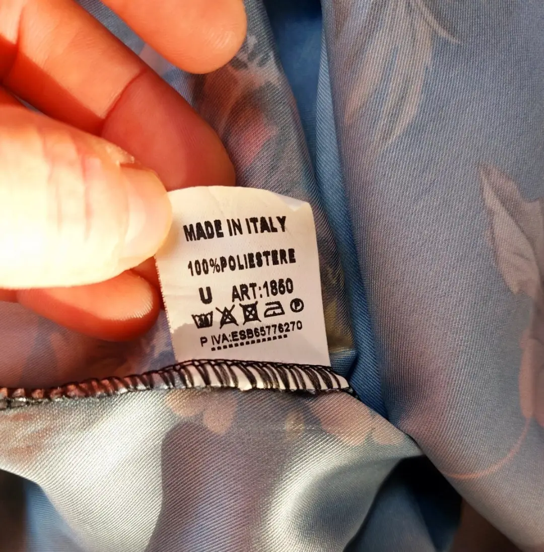 Vestido camisero tipo satén azul marino con estampado floral, Made in Spain