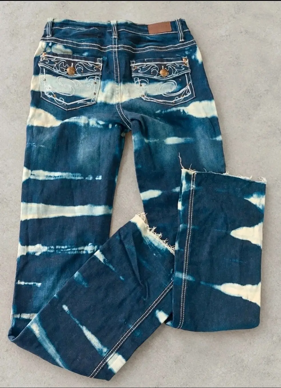 Vaqueros John Baner Y2K, Efecto Bleach Tie-dye, Tiro alto, Rectos, con Tachuelas y Bajo deshilachado, talla 36