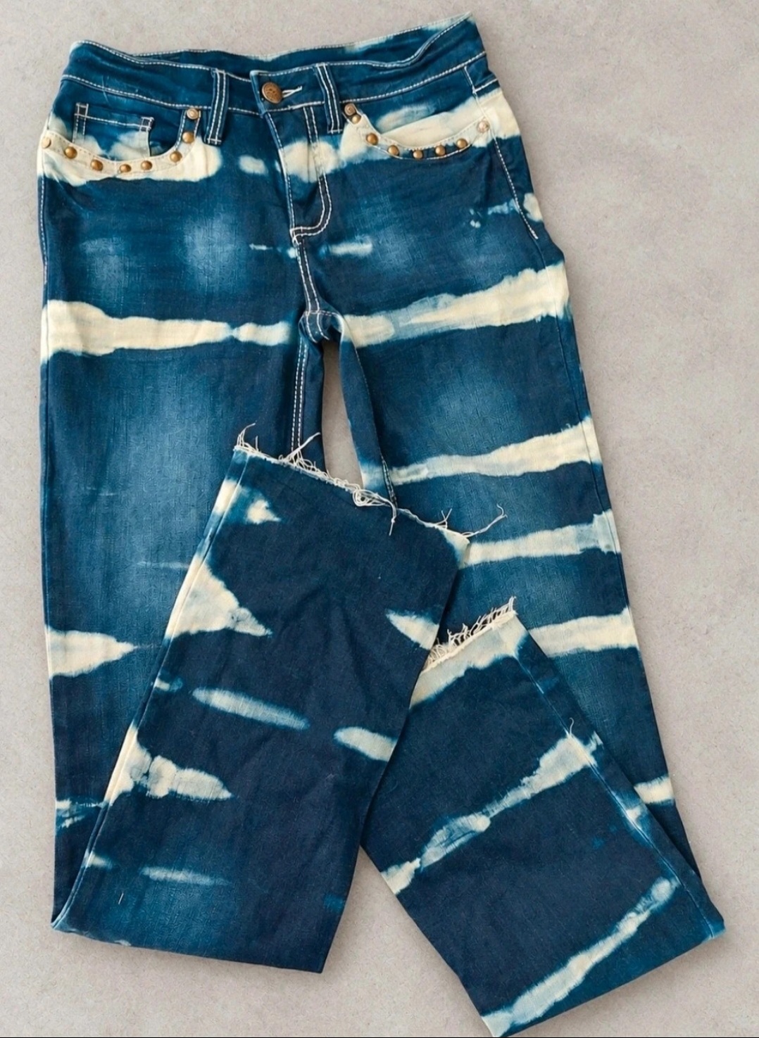 Vaqueros John Baner Y2K, Efecto Bleach Tie-dye, Tiro alto, Rectos, con Tachuelas y Bajo deshilachado, talla 36