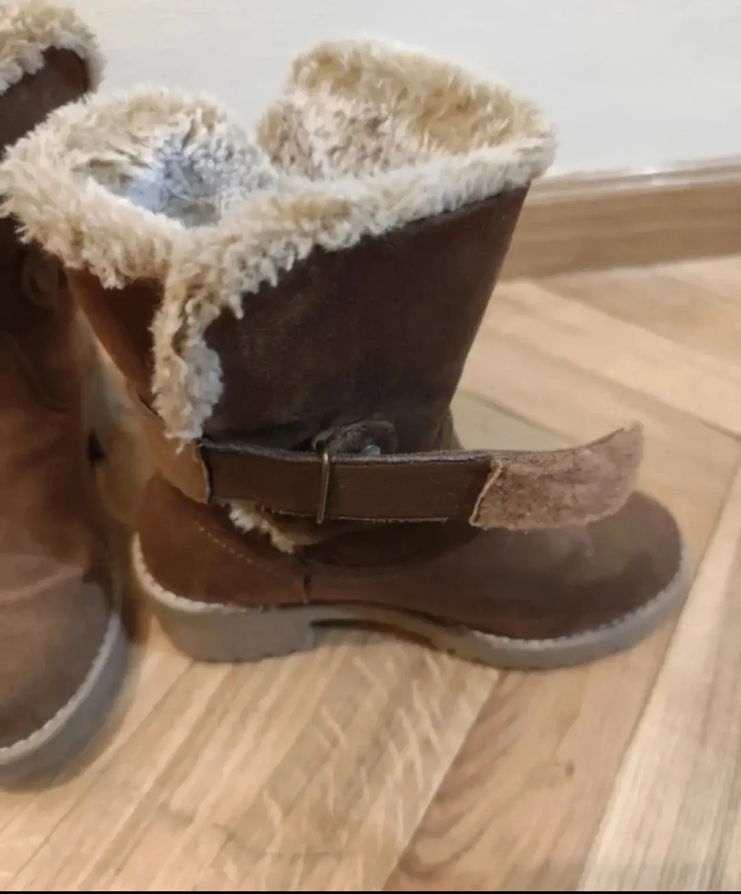 Botas marrones con borreguito, talla 35