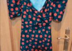 Vestido negro con estampado floral rojo (talla S)