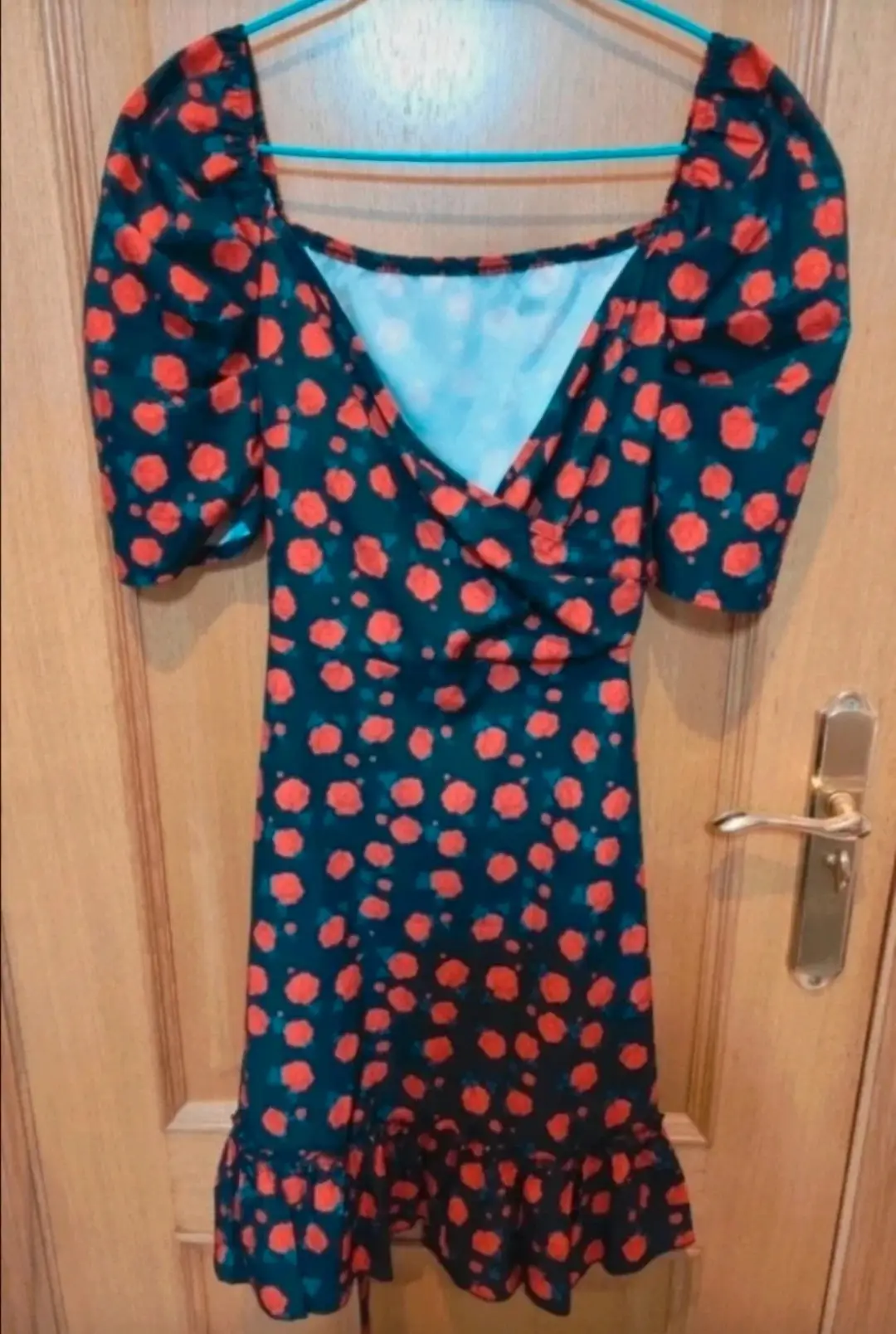 Vestido negro con estampado floral rojo (talla S)