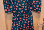 Vestido negro con estampado floral rojo (talla S)