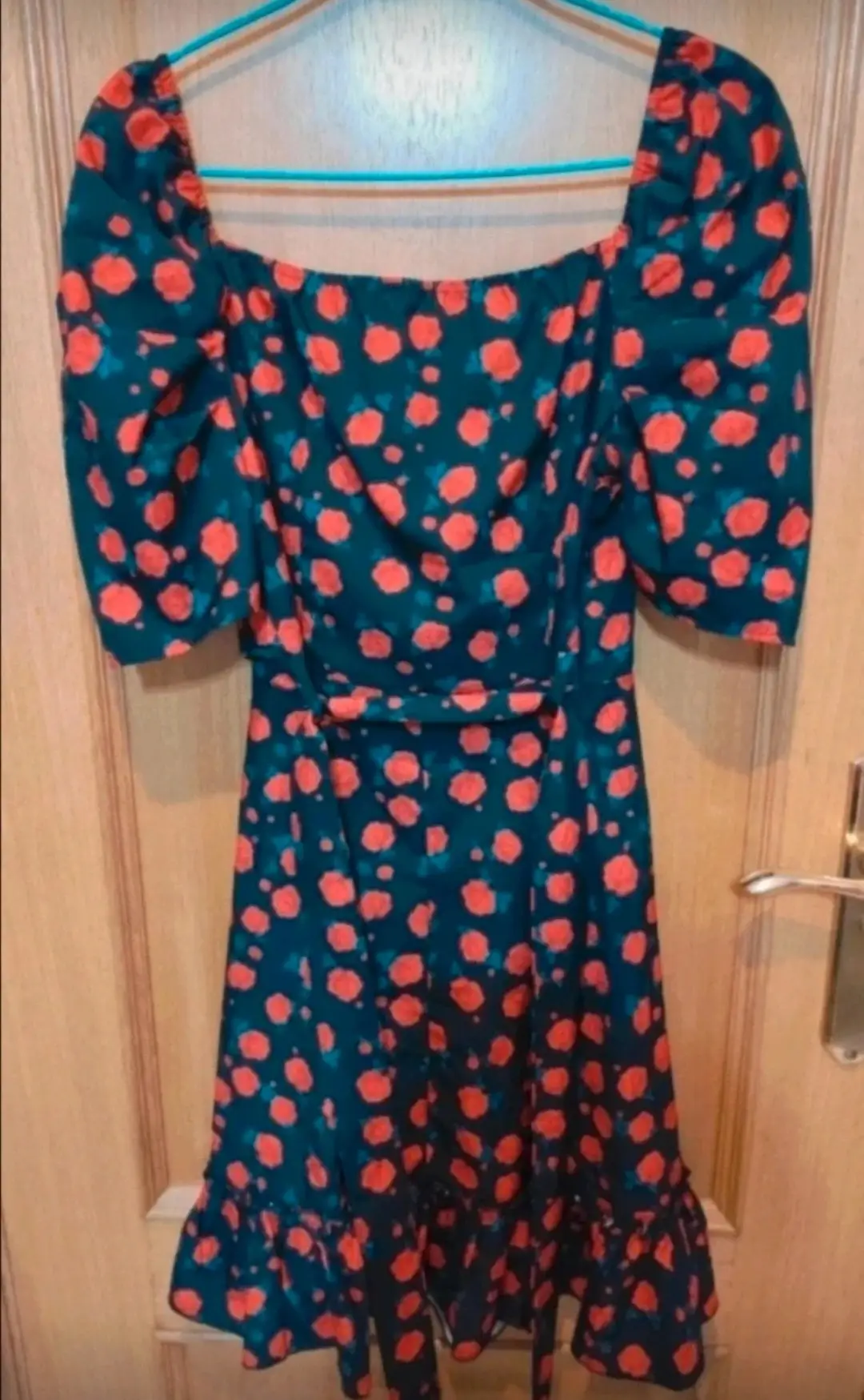 Vestido negro con estampado floral rojo (talla S)