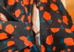 Vestido negro con estampado floral rojo (talla S)