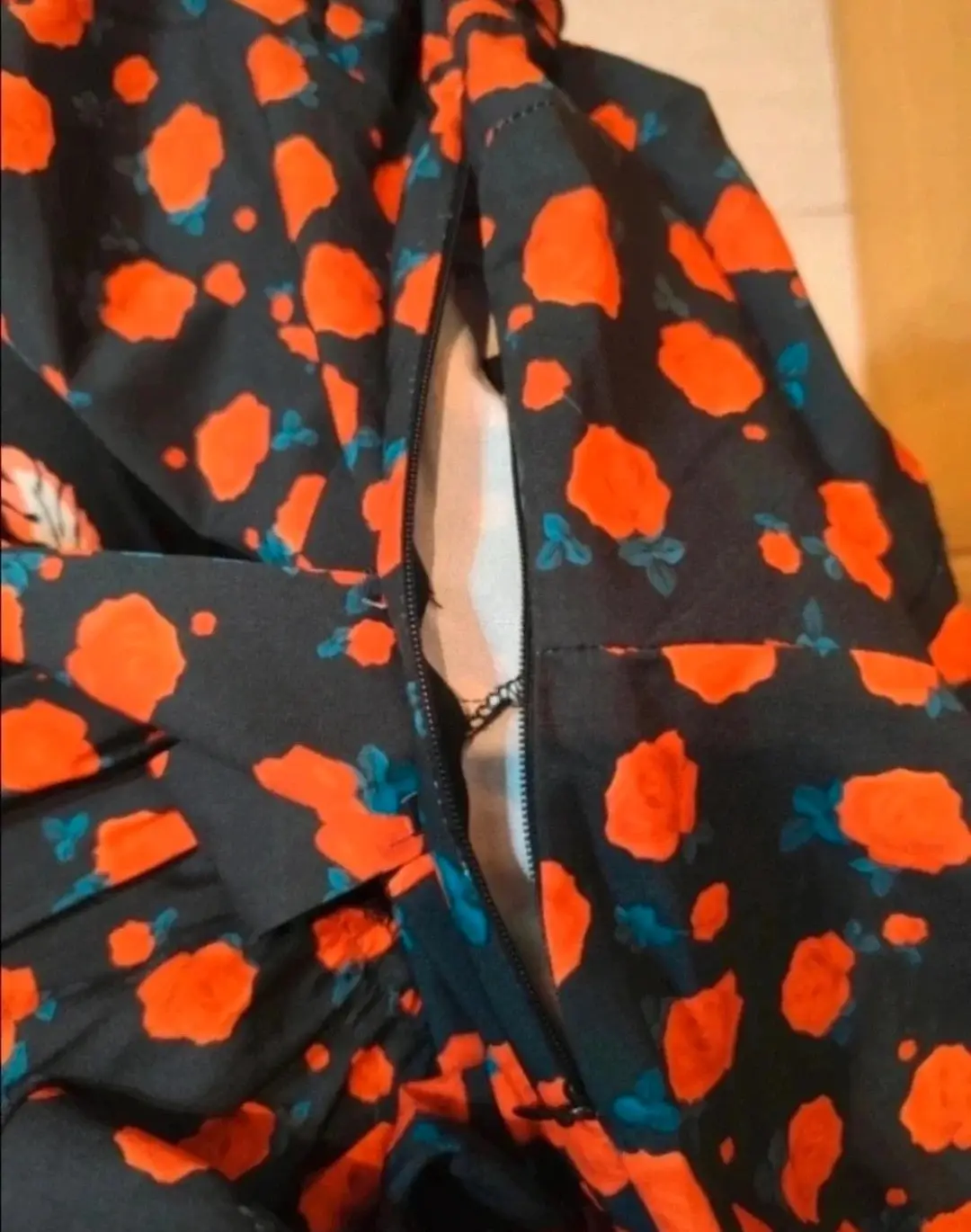 Vestido negro con estampado floral rojo (talla S)