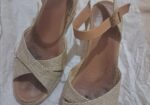 Cuñas esparto tono beige y camel, talla 35