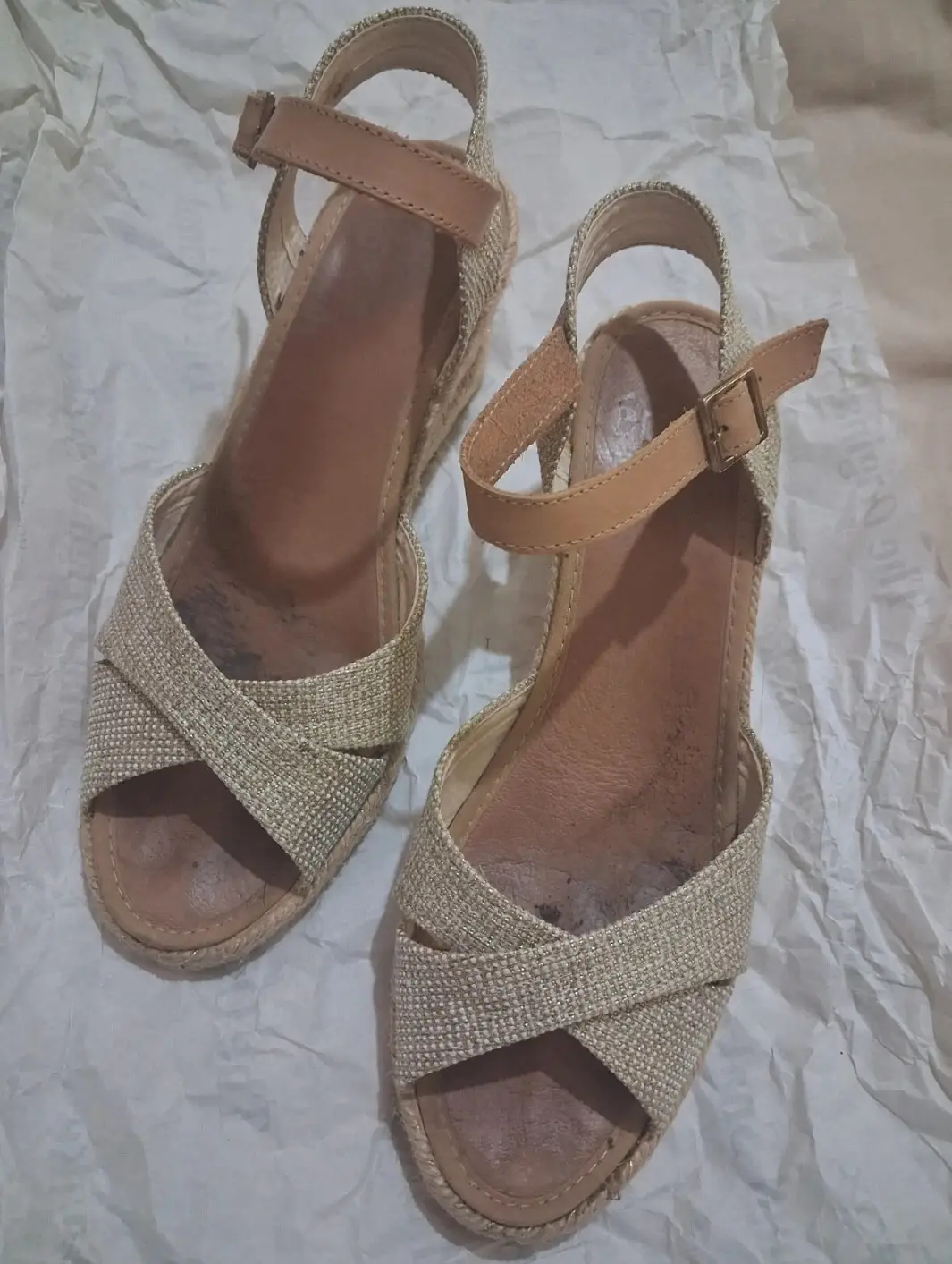 Cuñas esparto tono beige y camel, talla 35