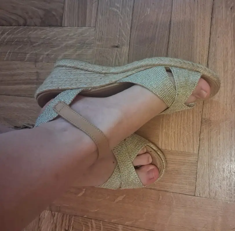 Cuñas esparto tono beige y camel, talla 35