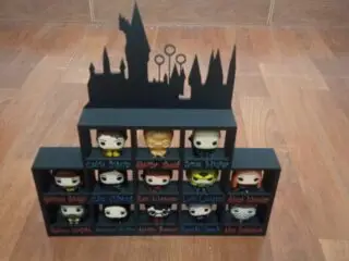 Estanteria-con-minifiguras-1