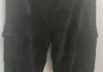 Pantalón negro, estilo pana.