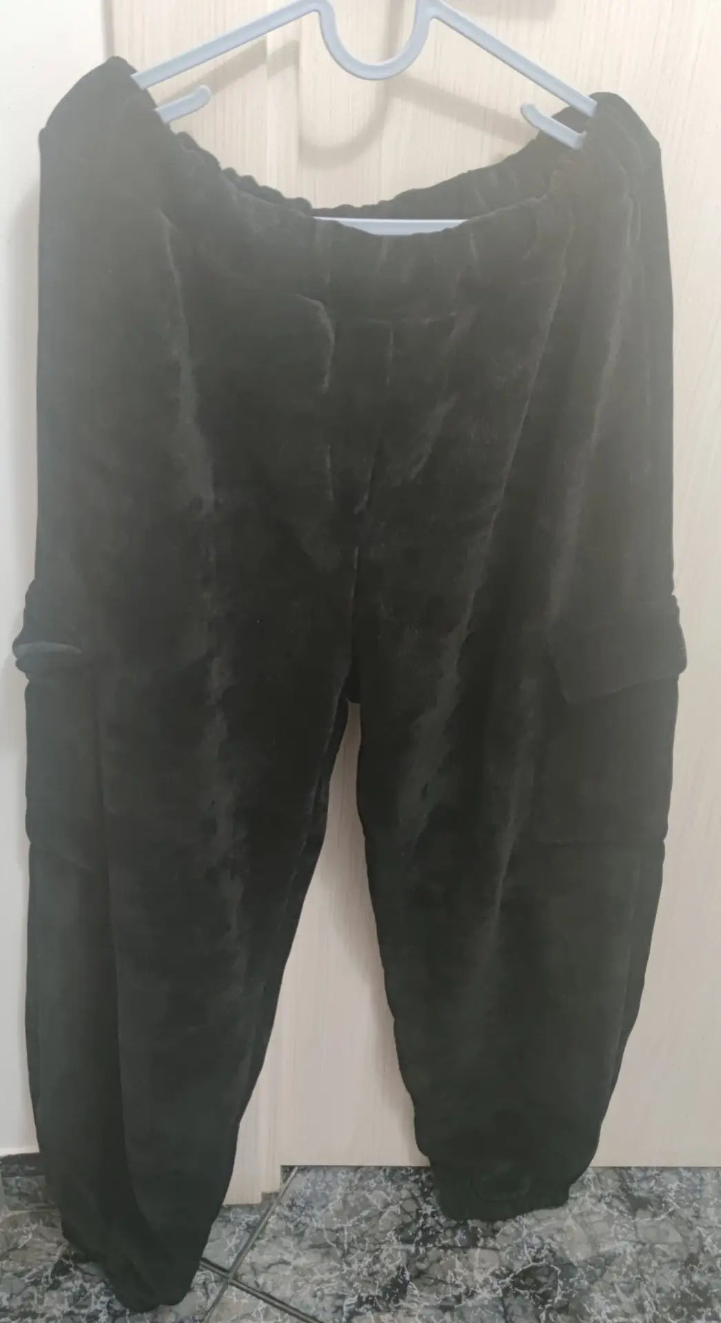 Pantalón negro, estilo pana.