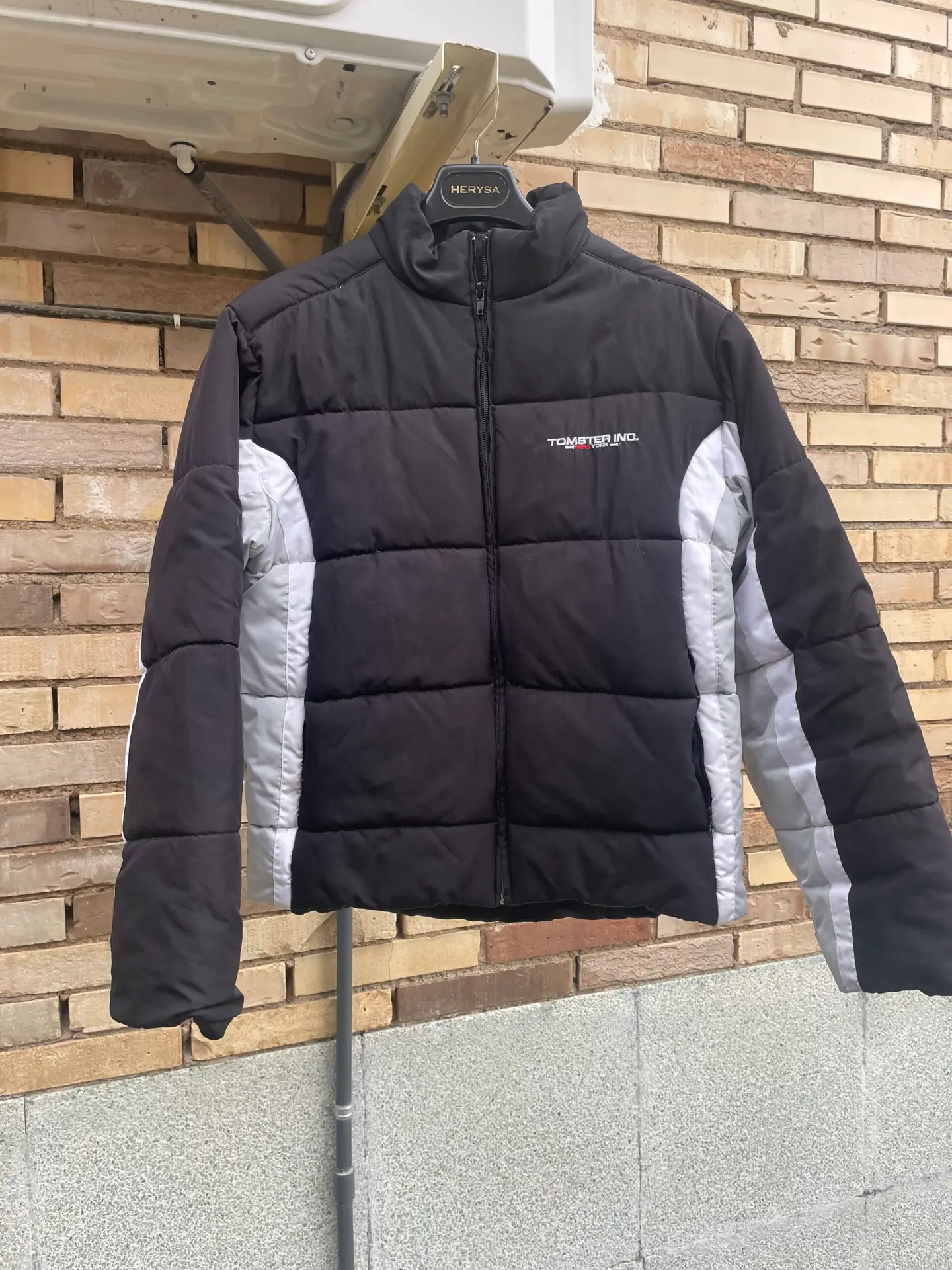 Abrigo tipo plumas Tomster INC. negro, gris y blanco – Talla M