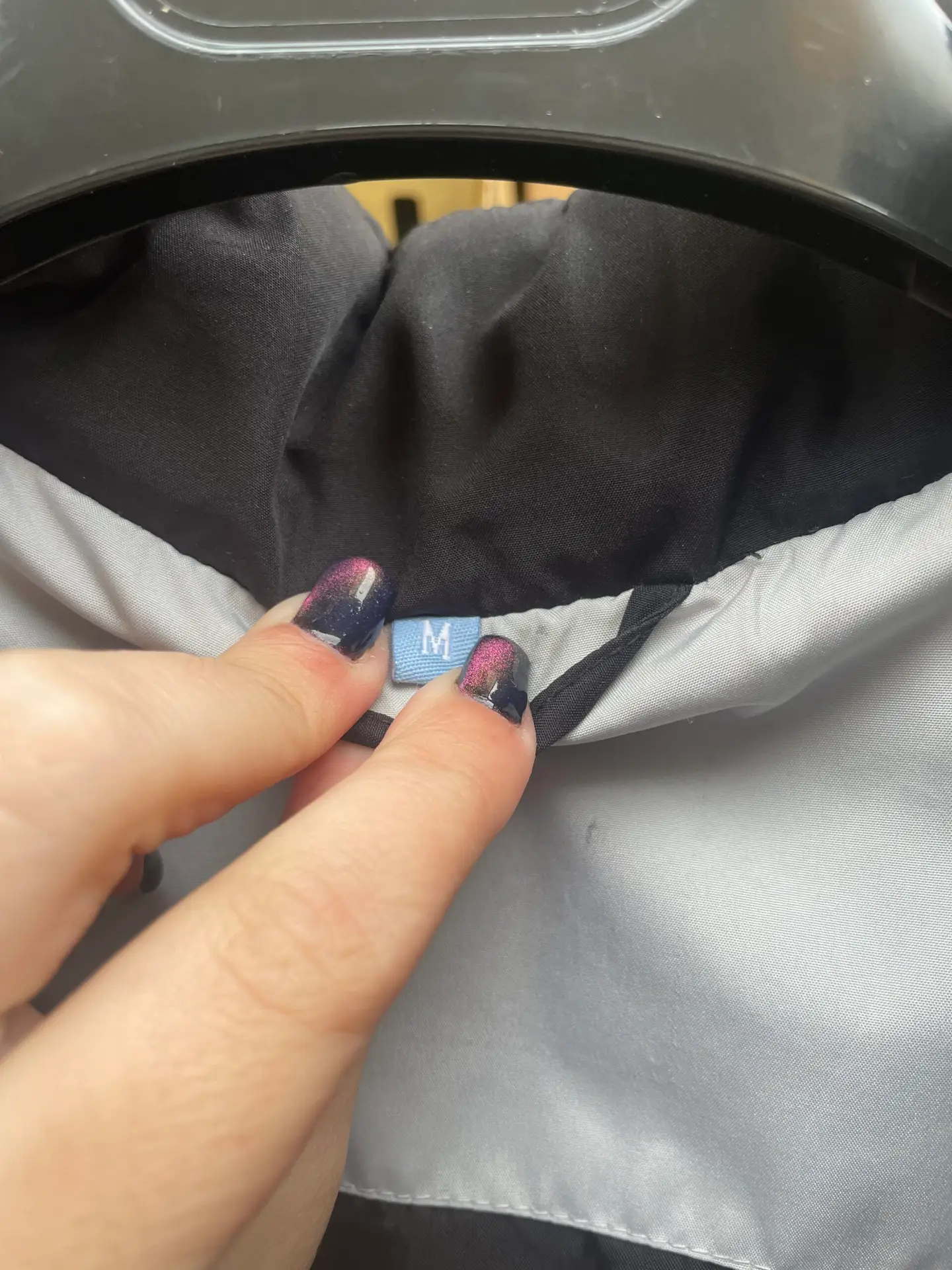 Abrigo tipo plumas Tomster INC. negro, gris y blanco – Talla M