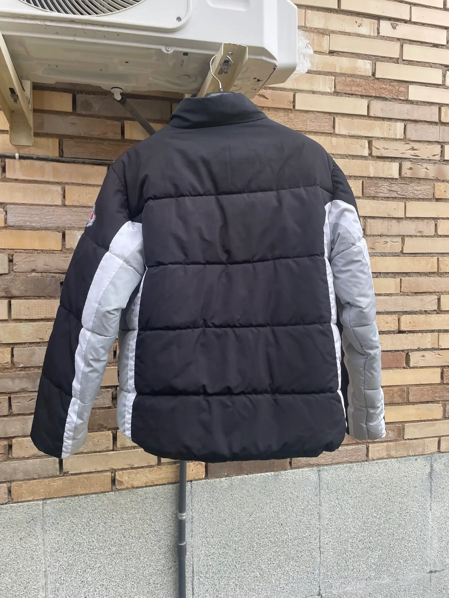 Abrigo tipo plumas Tomster INC. negro, gris y blanco – Talla M