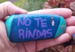 Piedra «No te rindas»